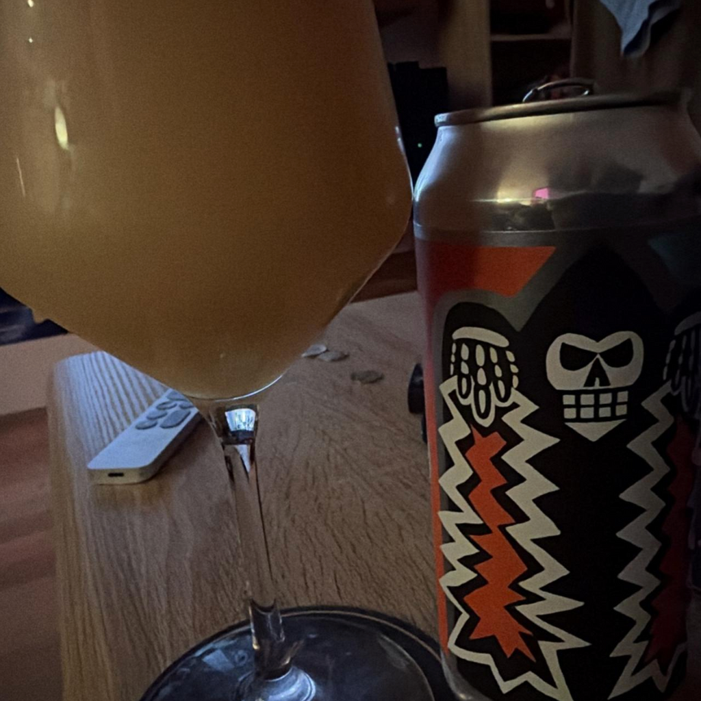 Messorem – Demoliri 0035

ABV: 7,0 % | Stil: New England / Hazy IPA | Untappd: 4,22

Demoliri 0035 er endnu en spændende og humlemættet New England IPA fra canadiske Messorem Bracitorium i Montréal. Bryggeriet er kendt for sine intense, moderne humleøl, og i Demoliri-serien udforsker de forskellige humlekombinationer med fokus på aroma, frugtighed og kompleksitet. Denne gang har Messorem sammensat en humlepakke bestående af newzealandske Superdelic, Nelson Sauvin og Peacharine Hop Kief. Det er en kombinatio