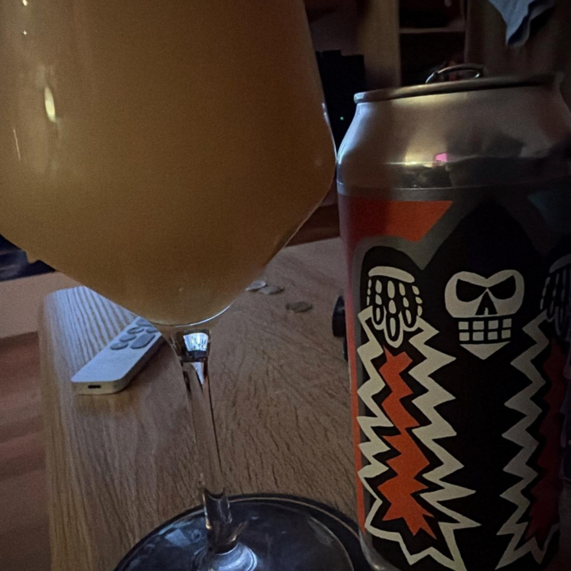 Messorem – Demoliri 0035

ABV: 7,0 % | Stil: New England / Hazy IPA | Untappd: 4,22

Demoliri 0035 er endnu en spændende og humlemættet New England IPA fra canadiske Messorem Bracitorium i Montréal. Bryggeriet er kendt for sine intense, moderne humleøl, og i Demoliri-serien udforsker de forskellige humlekombinationer med fokus på aroma, frugtighed og kompleksitet. Denne gang har Messorem sammensat en humlepakke bestående af newzealandske Superdelic, Nelson Sauvin og Peacharine Hop Kief. Det er en kombinatio