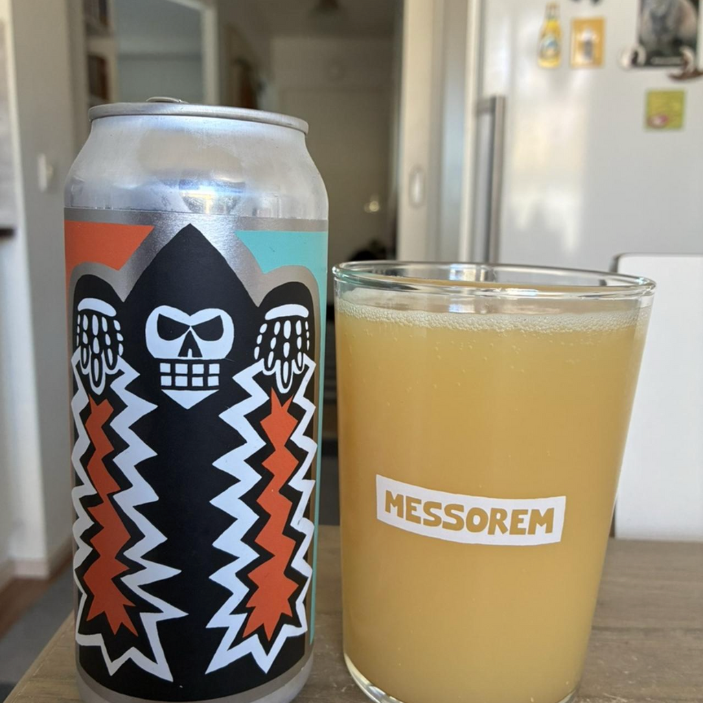 Messorem – Demoliri 0035

ABV: 7,0 % | Stil: New England / Hazy IPA | Untappd: 4,22

Demoliri 0035 er endnu en spændende og humlemættet New England IPA fra canadiske Messorem Bracitorium i Montréal. Bryggeriet er kendt for sine intense, moderne humleøl, og i Demoliri-serien udforsker de forskellige humlekombinationer med fokus på aroma, frugtighed og kompleksitet. Denne gang har Messorem sammensat en humlepakke bestående af newzealandske Superdelic, Nelson Sauvin og Peacharine Hop Kief. Det er en kombinatio