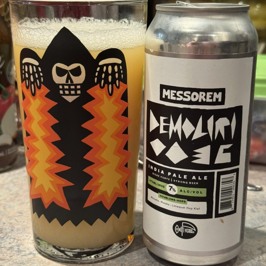 Messorem – Demoliri 0036

ABV: 7,0 % | Stil: New England / Hazy IPA | Untappd: 4,22

Demoliri 0036 er endnu en saftig og humlemættet New England IPA fra canadiske Messorem Bracitorium i Montréal. Bryggeriet har opbygget et stærkt ry for sine moderne, aromatiske humleøl, og Demoliri-serien er deres fortolkning af Hazy IPA'er med masser af karakter og en lidt mere moderat alkoholstyrke end de store Double og Triple IPA'er.

I denne udgave har Messorem sammensat en særdeles spændende humlepakke med newzealands