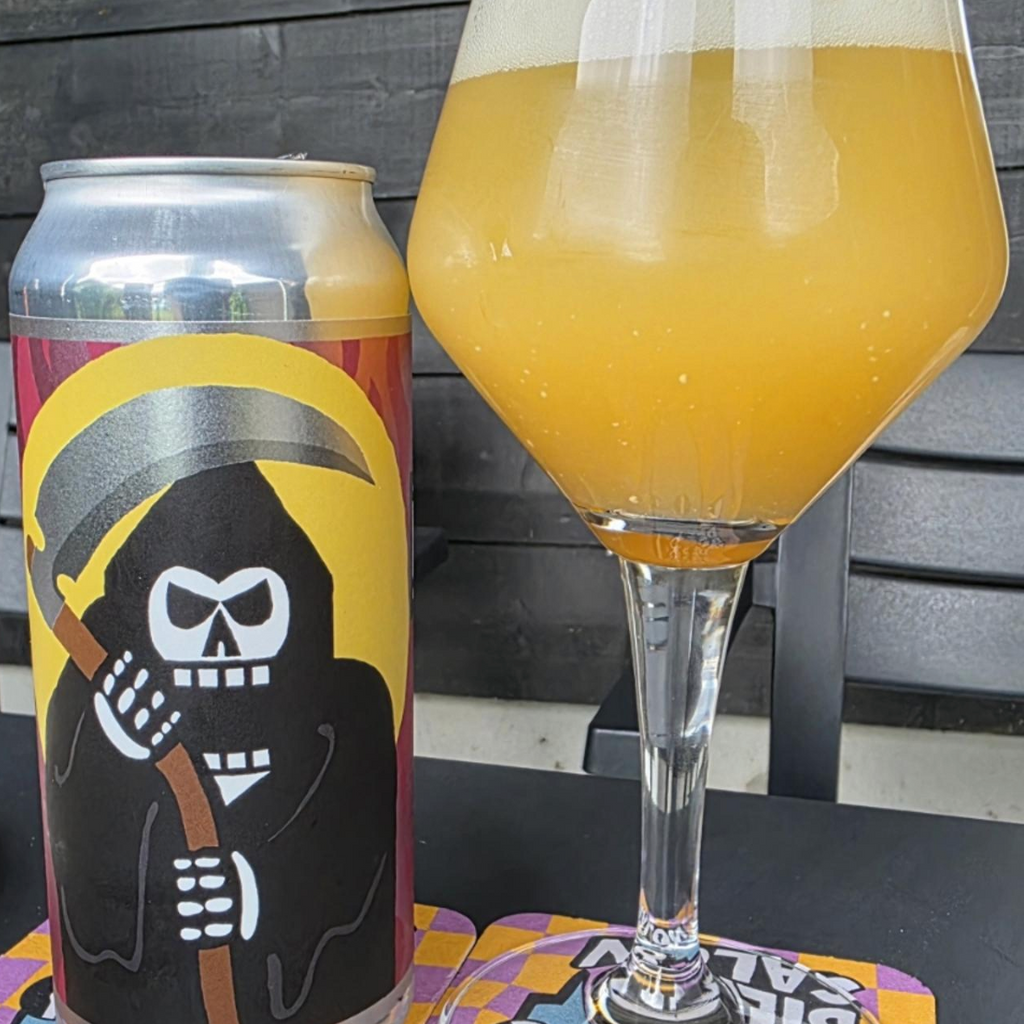 Messorem – Destructio 0006

ABV: 8,5 % | Stil: Triple New England IPA | Untappd: 4,31

Destructio-serien er blandt de mest eftertragtede IPA-serier fra Messorem, og version 0006 er ingen undtagelse. Denne TIPA er brygget med Nelson Sauvin, Peacharine, Motueka og Nelson Hyperboost, hvilket skaber en massiv humlebombe med lag på lag af tropisk frugt, hvide druer og frisk citrus.