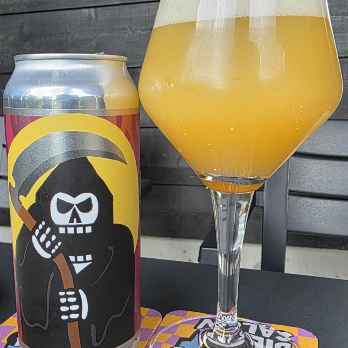 Messorem – Destructio 0006

ABV: 8,5 % | Stil: Triple New England IPA | Untappd: 4,31

Destructio-serien er blandt de mest eftertragtede IPA-serier fra Messorem, og version 0006 er ingen undtagelse. Denne TIPA er brygget med Nelson Sauvin, Peacharine, Motueka og Nelson Hyperboost, hvilket skaber en massiv humlebombe med lag på lag af tropisk frugt, hvide druer og frisk citrus.