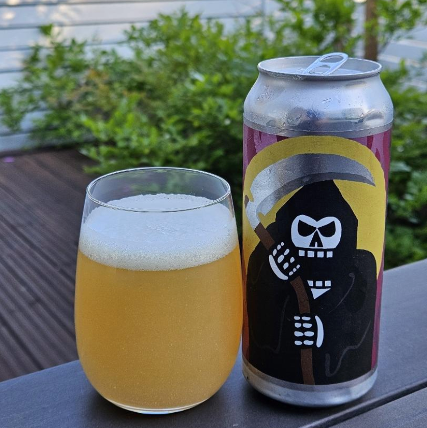 Messorem – Destructio 0006

ABV: 8,5 % | Stil: Triple New England IPA | Untappd: 4,31

Destructio-serien er blandt de mest eftertragtede IPA-serier fra Messorem, og version 0006 er ingen undtagelse. Denne TIPA er brygget med Nelson Sauvin, Peacharine, Motueka og Nelson Hyperboost, hvilket skaber en massiv humlebombe med lag på lag af tropisk frugt, hvide druer og frisk citrus.