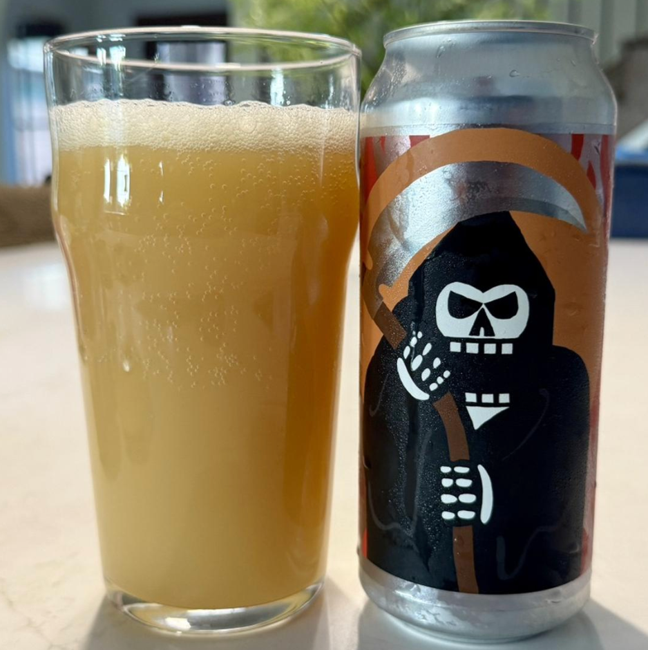 Messorem – Destructio 0007

ABV: 8,5 % | Stil: Double New England IPA | Untappd: 4,29

Destructio 0007 er endnu en kompromisløs Double New England IPA fra Messorem. Brygget med Riwaka, Nelson Sauvin og Kohia Nelson Hop Kief, leverer den en eksplosiv kombination af New Zealand-humler, tropisk frugt og en silkeblød mundfølelse. Resultatet er en DIPA med enorm aromaintensitet og den karakteristiske saftighed, som har gjort Messorem til et af verdens mest eftertragtede IPA-bryggerier.