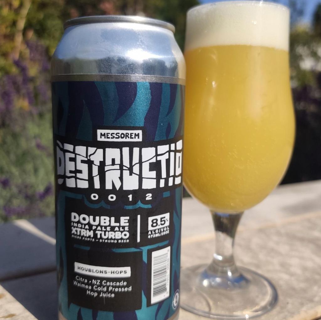 Messorem – Destructio 0012

ABV: 8,5 % | Stil: Imperial / Double New England / Hazy IPA | Untappd: 4,27

Destructio 0012 er en intens og humlemættet Double IPA fra canadiske Messorem Bracitorium i Montréal. Bryggeriets Destructio-serie er skabt med fokus på moderne, kraftige og aromatiske DIPA'er, hvor humlen får lov til at spille hovedrollen. I denne udgave kombineres amerikanske Citra med newzealandske Cascade og Waimea Cold Pressed Hop Juice. Det giver en spændende humlesammensætning med fokus på frisk c