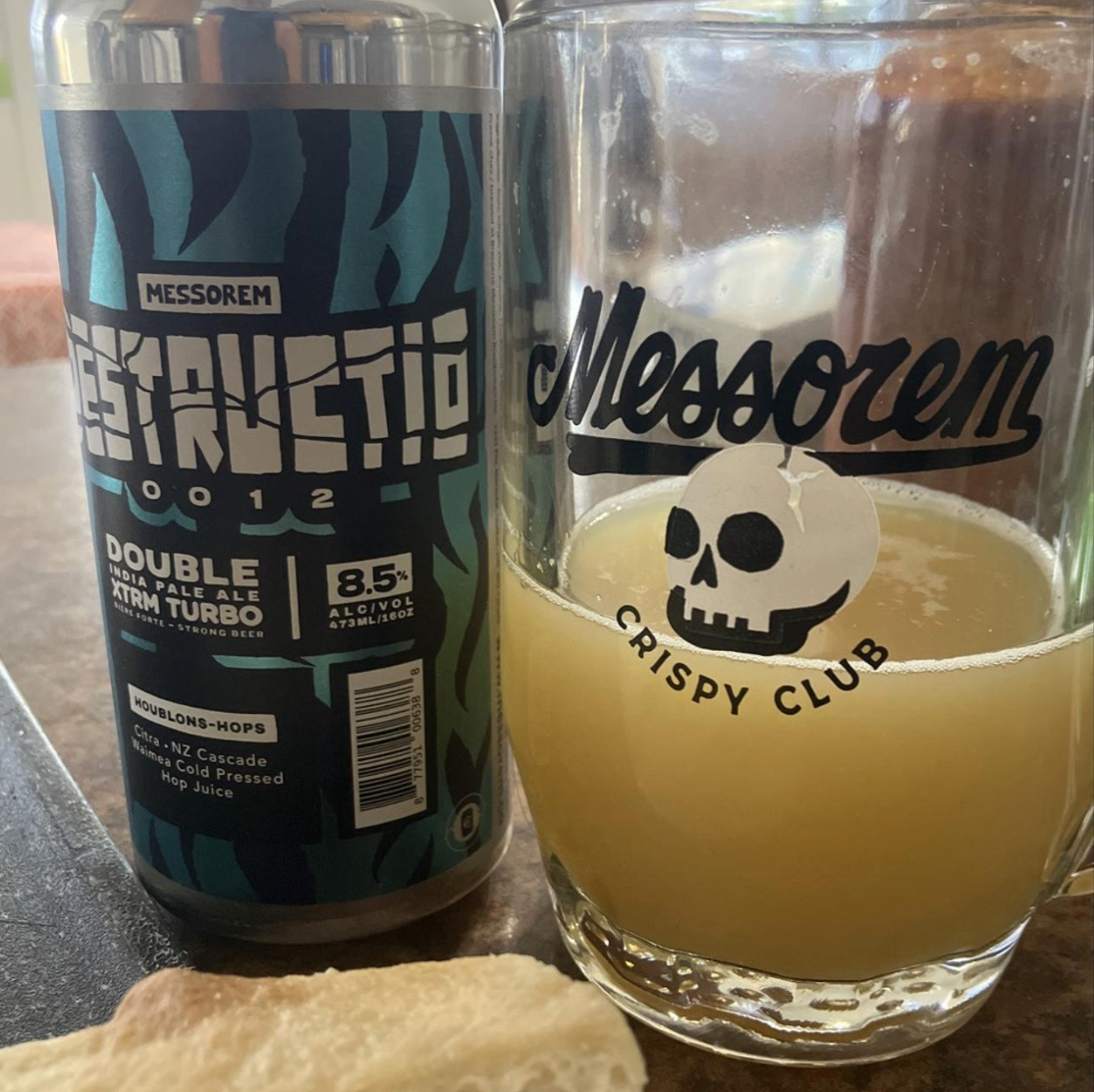 Messorem – Destructio 0012

ABV: 8,5 % | Stil: Imperial / Double New England / Hazy IPA | Untappd: 4,27

Destructio 0012 er en intens og humlemættet Double IPA fra canadiske Messorem Bracitorium i Montréal. Bryggeriets Destructio-serie er skabt med fokus på moderne, kraftige og aromatiske DIPA'er, hvor humlen får lov til at spille hovedrollen. I denne udgave kombineres amerikanske Citra med newzealandske Cascade og Waimea Cold Pressed Hop Juice. Det giver en spændende humlesammensætning med fokus på frisk c