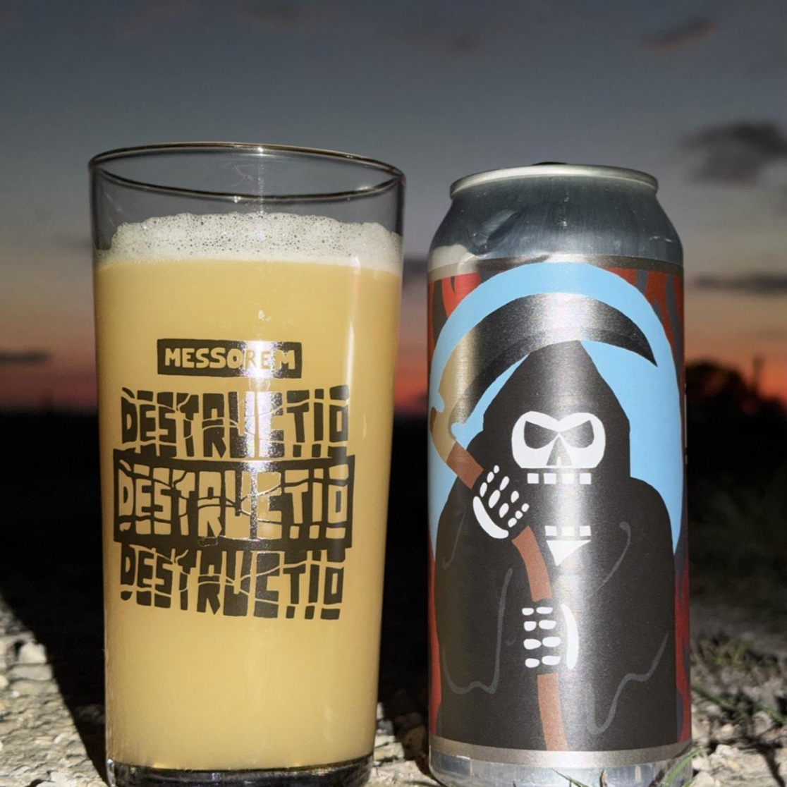 Messorem – Destructio 0014

ABV: 8,5 % | Stil: Imperial / Double New England / Hazy IPA | Untappd: 4,28

Destructio 0014 er endnu en kraftfuld og humlemættet Double IPA fra canadiske Messorem Bracitorium i Montréal. Bryggeriets Destructio-serie er skabt til ølentusiaster, der elsker moderne Hazy DIPA'er med masser af aroma, saftig frugt og spændende humlekombinationer. I denne udgave har Messorem sammensat en humlepakke bestående af Freestyle Southern Cross fra New Zealand, australske Eclipse Liquid Lupulin