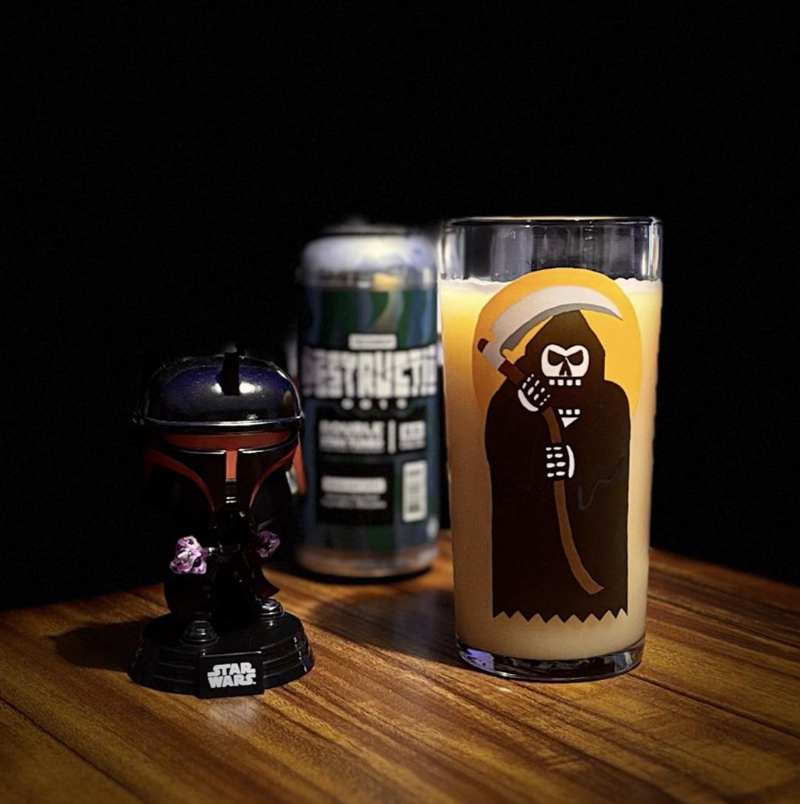 Messorem – Destructio 0015

ABV: 8,5 % | Stil: Imperial / Double New England / Hazy IPA | Untappd: 4,32

Destructio 0015 er en kraftfuld og humlemættet Double IPA fra canadiske Messorem i Montréal, Québec. Med 8,5 % alkohol og en spændende kombination af newzealandske humler leverer bryggeriet endnu en intens udgivelse i deres Destructio-serie.

Denne udgave er brygget med Waimea Hop Kief, Superdelic og Motueka, hvor både klassiske humler og koncentrerede humleprodukter er med til at skabe en markant aromat