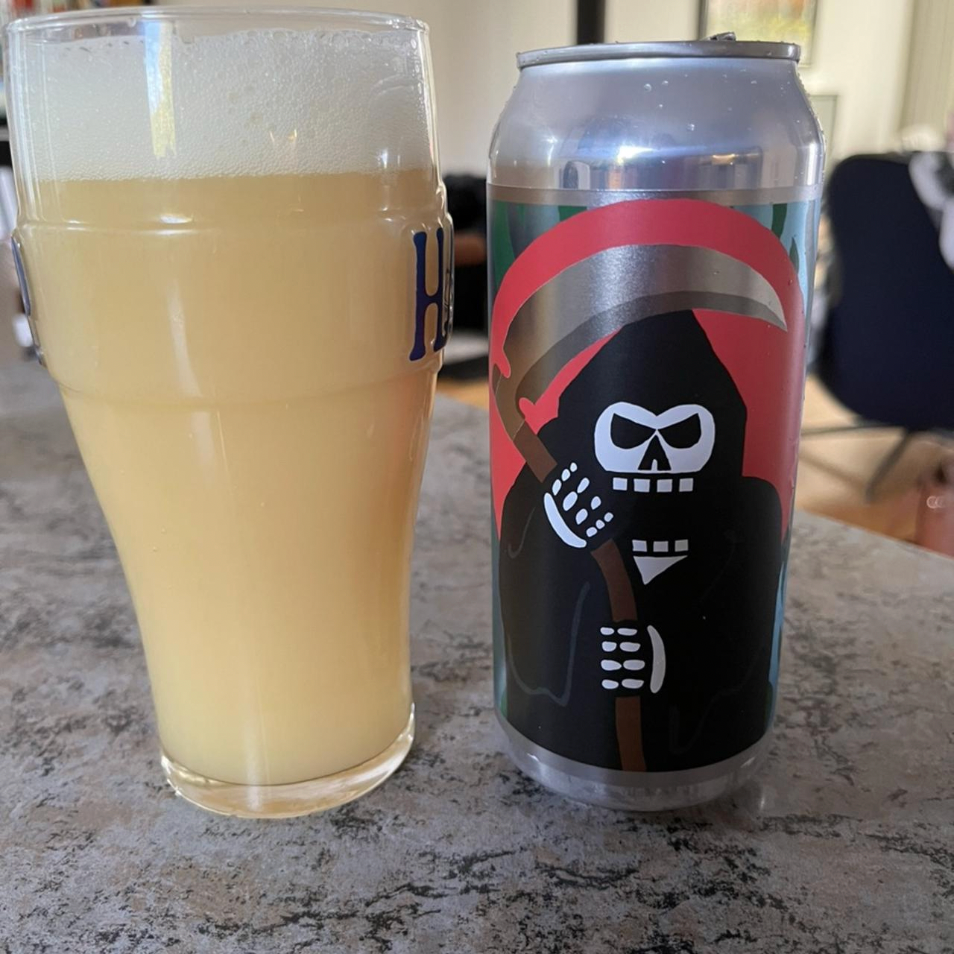 Messorem – Destructio 0015

ABV: 8,5 % | Stil: Imperial / Double New England / Hazy IPA | Untappd: 4,32

Destructio 0015 er en kraftfuld og humlemættet Double IPA fra canadiske Messorem i Montréal, Québec. Med 8,5 % alkohol og en spændende kombination af newzealandske humler leverer bryggeriet endnu en intens udgivelse i deres Destructio-serie.

Denne udgave er brygget med Waimea Hop Kief, Superdelic og Motueka, hvor både klassiske humler og koncentrerede humleprodukter er med til at skabe en markant aromat