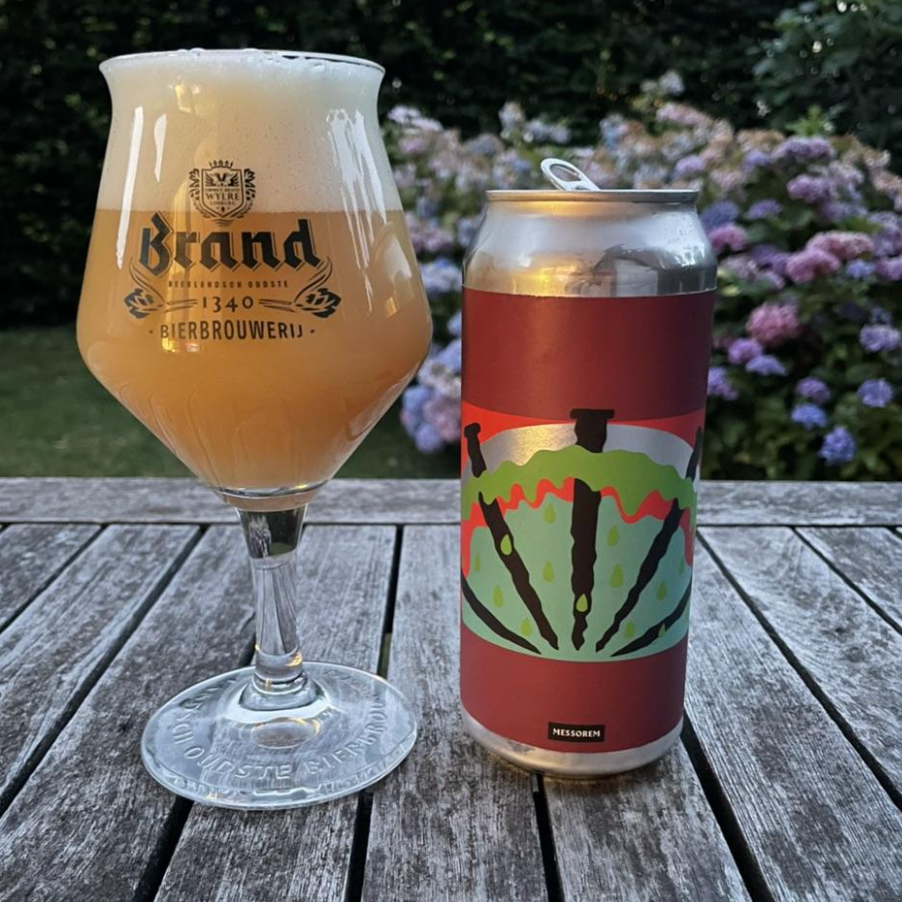 Messorem – Double Fauche Alerte

ABV: 8,5 % | Stil: Double New England IPA | Untappd: 4,25

Double Fauche Alerte er den storebror til Messorems populære Fauche Alerte. Brygget med Citra, Galaxy og Mosaic i en dobbelttørhumlet udgave leverer den en eksplosiv kombination af saftig citrus, tropisk frugt og den karakteristiske silkebløde mundfølelse, som har gjort Messorem til et af verdens mest eftertragtede IPA-bryggerier.