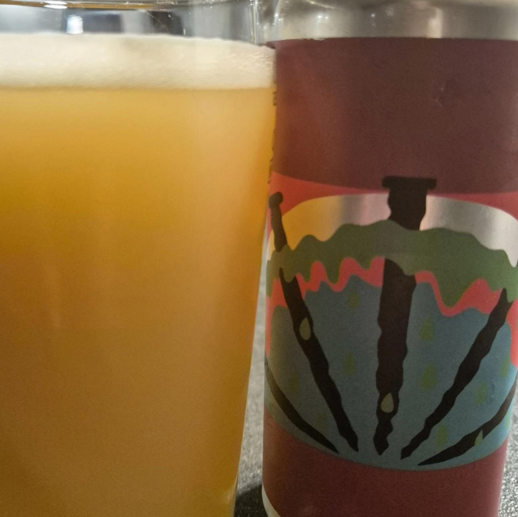 Messorem – Double Fauche Alerte

ABV: 8,5 % | Stil: Double New England IPA | Untappd: 4,25

Double Fauche Alerte er den storebror til Messorems populære Fauche Alerte. Brygget med Citra, Galaxy og Mosaic i en dobbelttørhumlet udgave leverer den en eksplosiv kombination af saftig citrus, tropisk frugt og den karakteristiske silkebløde mundfølelse, som har gjort Messorem til et af verdens mest eftertragtede IPA-bryggerier.