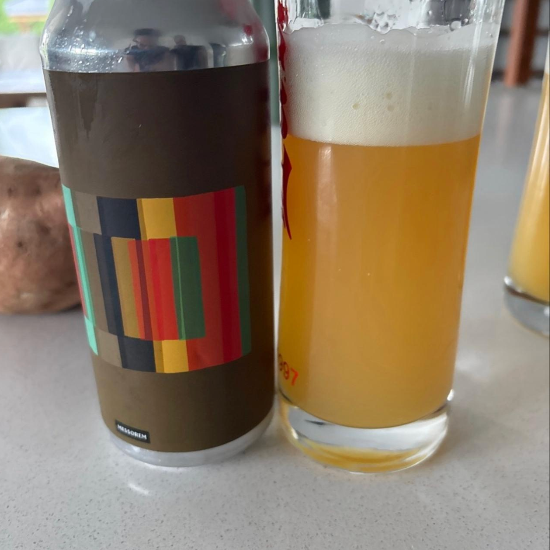 Messorem – Fais De Beaux Rêves

ABV: 8,5 % | Stil: Double New England IPA | Untappd: 4,25

Fais De Beaux Rêves er en klassisk Messorem-DIPA brygget med Citra, Galaxy og El Dorado. En humlekombination der leverer store mængder tropisk frugt, saftig citrus og den karakteristiske bløde og cremede mundfølelse, som har gjort Messorem til et af de mest eftertragtede IPA-bryggerier i verden.