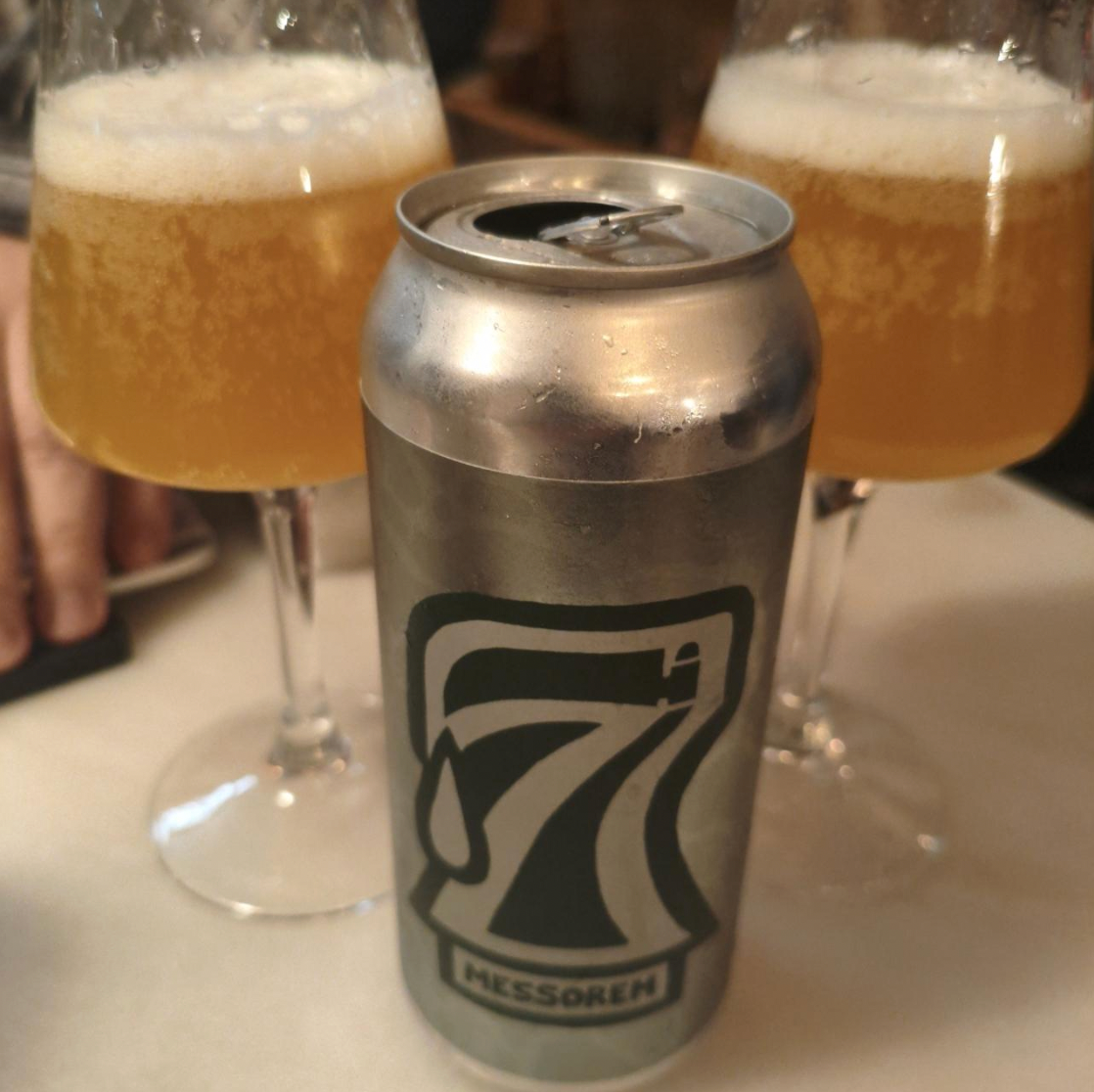 Messorem × Fidens × Freestyle Hops – A7Y7 X Fidens X Freestyle Hops

ABV: 7,5 % | Stil: West Coast IPA | Untappd: 4,14

A7Y7 X Fidens X Freestyle Hops er en kraftfuld og aromatisk West Coast IPA fra canadiske Messorem Bracitorium, brygget i samarbejde med amerikanske Fidens Brewing Company og den newzealandske humleproducent Freestyle Hops.

Her er fokus på frisk humle, markant bitterhed og en spændende kombination af newzealandske humlesorter. Øllen er brygget med Peacharine, Riwaka, Riwaka Hop Kief, Nelso
