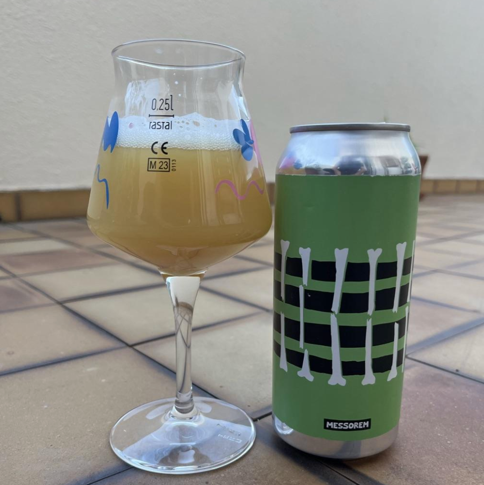 Messorem – Fracturation

ABV: 9,1 % | Stil: Imperial / Double New England / Hazy IPA | Untappd: 4,25

Fracturation er en stor og cremet Double IPA fra canadiske Messorem, bygget op omkring Citra, Citra Cryo, Vic Secret og Simcoe Cryo. Samtidig er der tilsat laktose, som giver ekstra fylde og sødme til den massive humleprofil. Resultatet er en tæt og blød Hazy DIPA med masser af tropisk frugt, citrus og grøn humlekarakter.