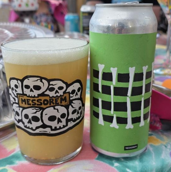Messorem – Fracturation

ABV: 9,1 % | Stil: Imperial / Double New England / Hazy IPA | Untappd: 4,25

Fracturation er en stor og cremet Double IPA fra canadiske Messorem, bygget op omkring Citra, Citra Cryo, Vic Secret og Simcoe Cryo. Samtidig er der tilsat laktose, som giver ekstra fylde og sødme til den massive humleprofil. Resultatet er en tæt og blød Hazy DIPA med masser af tropisk frugt, citrus og grøn humlekarakter.