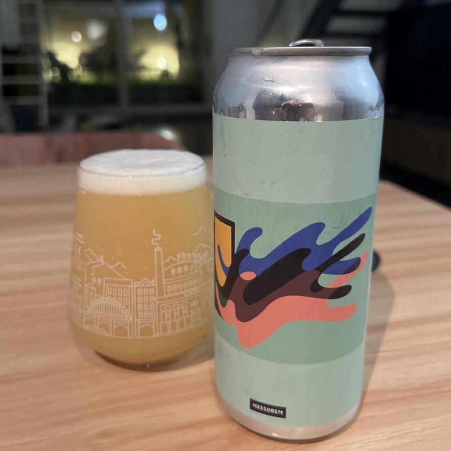 Messorem – Go Ectoplasme Go

ABV: 8,8 % | Stil: Imperial / Double New England / Hazy IPA | Untappd: 4,24

Go Ectoplasme Go er en stor og humlefokuseret Double IPA fra canadiske Messorem, hvor opskriften er holdt skarp: Double Dry Hopped med Nelson Sauvin og Citra. To moderne humleklassikere, der tilsammen giver masser af tropisk frugt, citrus og Nelson Sauvins karakteristiske vinøse profil.