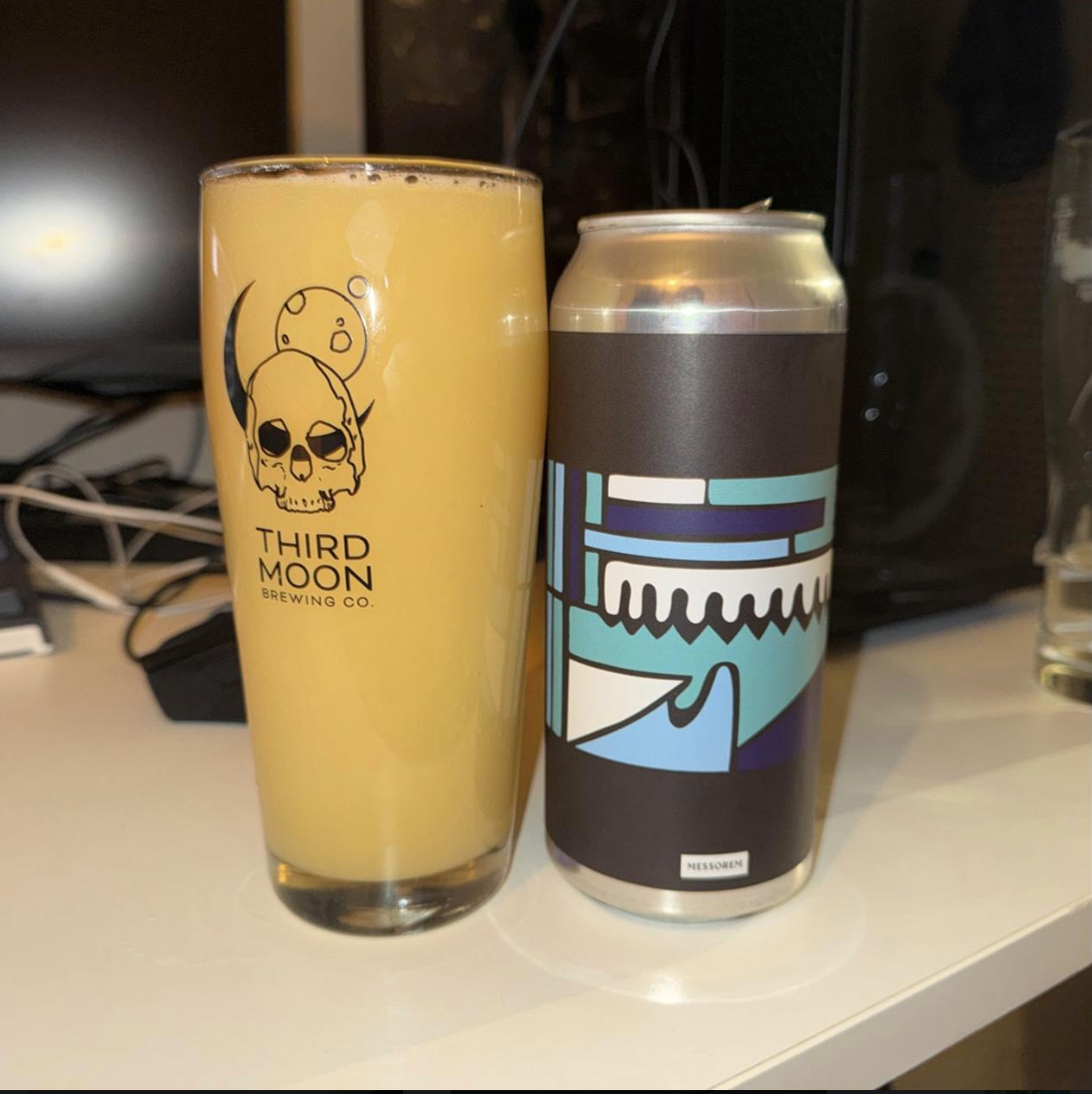 Messorem – Hypothermie

ABV: 10,0 % | Stil: Triple New England / Hazy IPA | Untappd: 4,30

En massiv og aromatisk TIPA fra Messorem, hvor klassisk hazy-stil møder en kompleks og lagdelt humleprofil. Øllen er brygget med Enigma, Citra, Ekuanot Cryo, Simcoe og Hallertau Blanc, hvilket giver en meget nuanceret frugtprofil
