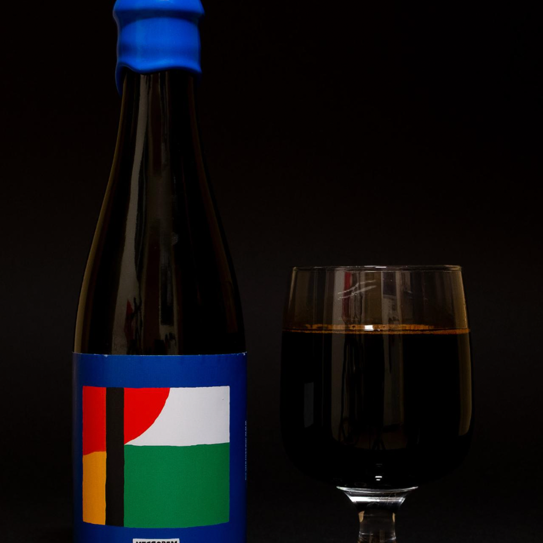 Messorem – Mort Bleue

ABV: 11,9 % | Stil: Imperial / Double Stout – Bourbon Barrel Aged | Untappd: 4,37

Mort Bleue er en imponerende Bourbon Barrel Aged Imperial Stout fra canadiske Messorem Bracitorium i Montréal. Bryggeriet er især kendt for sine massive og humlemættede IPA'er, men med Mort-serien viser de, at de også mestrer kunsten at skabe store, komplekse og langtidlagrede mørke øl.

Mort Bleue er et blend af fadlagrede Imperial Stouts, som har tilbragt hele 40 måneder på bourbonfade fra det anerken
