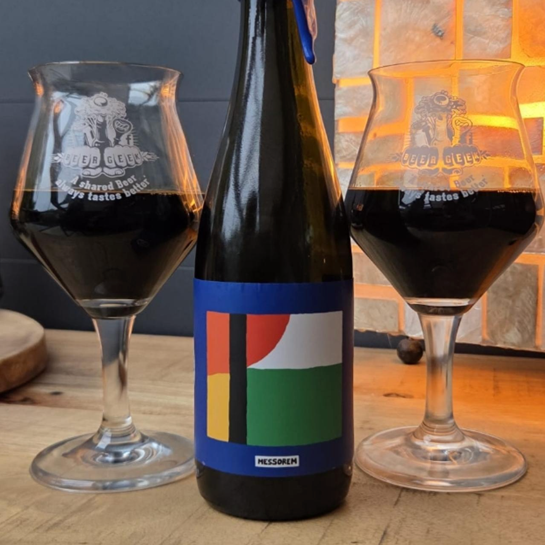 Messorem – Mort Bleue

ABV: 11,9 % | Stil: Imperial / Double Stout – Bourbon Barrel Aged | Untappd: 4,37

Mort Bleue er en imponerende Bourbon Barrel Aged Imperial Stout fra canadiske Messorem Bracitorium i Montréal. Bryggeriet er især kendt for sine massive og humlemættede IPA'er, men med Mort-serien viser de, at de også mestrer kunsten at skabe store, komplekse og langtidlagrede mørke øl.

Mort Bleue er et blend af fadlagrede Imperial Stouts, som har tilbragt hele 40 måneder på bourbonfade fra det anerken