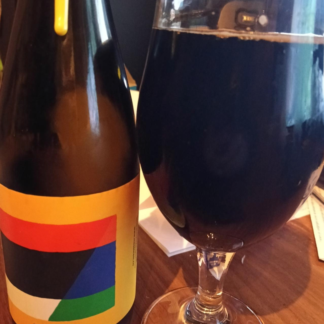 Messorem – Mort Jaune

ABV: 11,9 % | Stil: Imperial / Double Stout – Bourbon Barrel Aged | Untappd: 4,24

Mort Jaune er en imponerende og kompromisløs Bourbon Barrel Aged Imperial Stout fra canadiske Messorem Bracitorium i Montréal. Hvor bryggeriet især er kendt for sine massive og humlemættede IPA'er, viser Mort Jaune en helt anden side af deres bryggekunst. Her handler det om mørk malt, bourbonfade og ikke mindst tålmodighed. Øllen er et blend af Imperial Stouts, som har tilbragt hele 47 måneder på bourbo