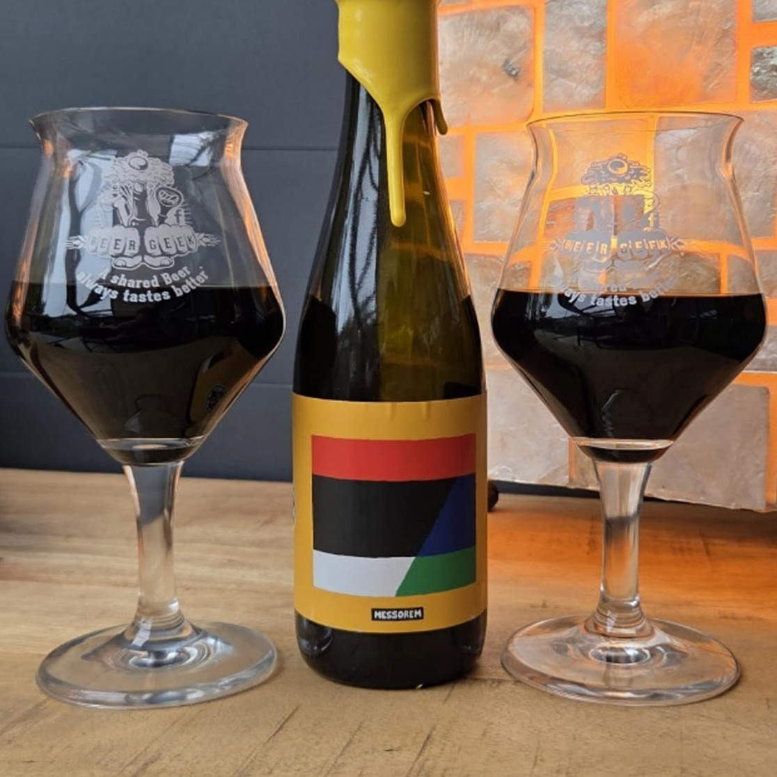 Messorem – Mort Jaune

ABV: 11,9 % | Stil: Imperial / Double Stout – Bourbon Barrel Aged | Untappd: 4,24

Mort Jaune er en imponerende og kompromisløs Bourbon Barrel Aged Imperial Stout fra canadiske Messorem Bracitorium i Montréal. Hvor bryggeriet især er kendt for sine massive og humlemættede IPA'er, viser Mort Jaune en helt anden side af deres bryggekunst. Her handler det om mørk malt, bourbonfade og ikke mindst tålmodighed. Øllen er et blend af Imperial Stouts, som har tilbragt hele 47 måneder på bourbo