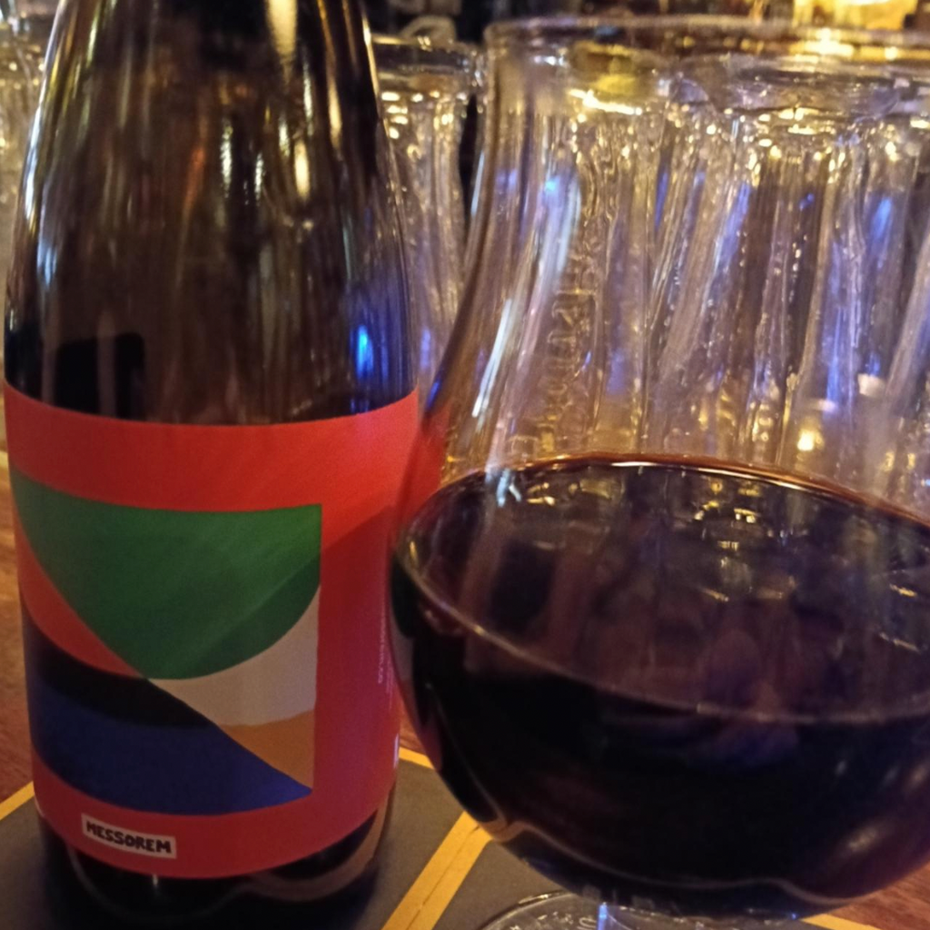 Messorem – Mort Rouge

ABV: 11,9 % | Stil: Imperial / Double Stout – Bourbon Barrel Aged | Untappd: 4,29

Mort Rouge er en imponerende og kompromisløs Bourbon Barrel Aged Imperial Stout fra canadiske Messorem Bracitorium i Montréal. Bryggeriet har for alvor gjort sig bemærket med sine massive og humlemættede IPA'er, men med Mort-serien viser de en helt anden side af deres bryggekunst. Her handler det om mørk malt, bourbon, egetræ og ikke mindst tålmodighed.

Mort Rouge er et blend af Imperial Stouts, der ha