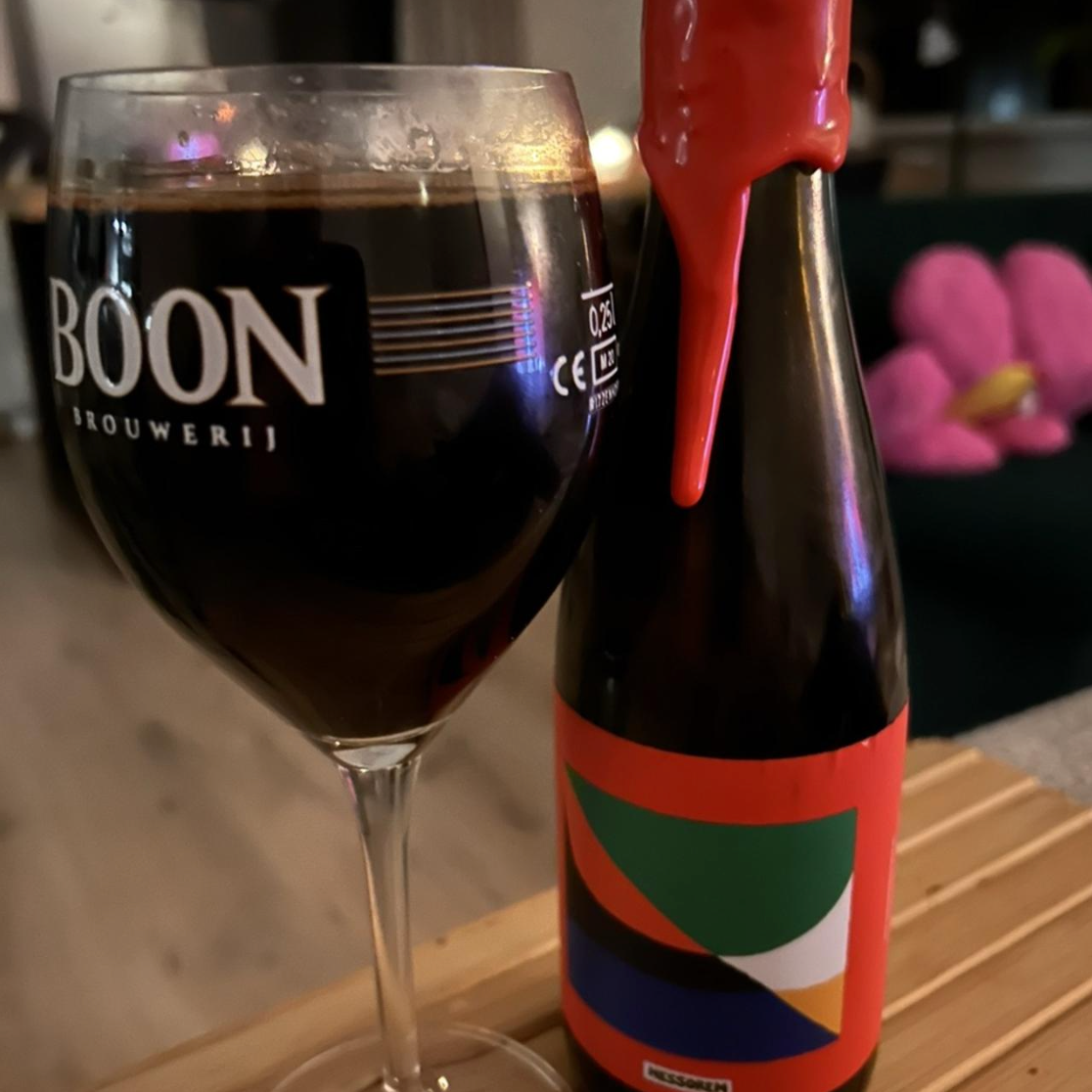Messorem – Mort Rouge

ABV: 11,9 % | Stil: Imperial / Double Stout – Bourbon Barrel Aged | Untappd: 4,29

Mort Rouge er en imponerende og kompromisløs Bourbon Barrel Aged Imperial Stout fra canadiske Messorem Bracitorium i Montréal. Bryggeriet har for alvor gjort sig bemærket med sine massive og humlemættede IPA'er, men med Mort-serien viser de en helt anden side af deres bryggekunst. Her handler det om mørk malt, bourbon, egetræ og ikke mindst tålmodighed.

Mort Rouge er et blend af Imperial Stouts, der ha