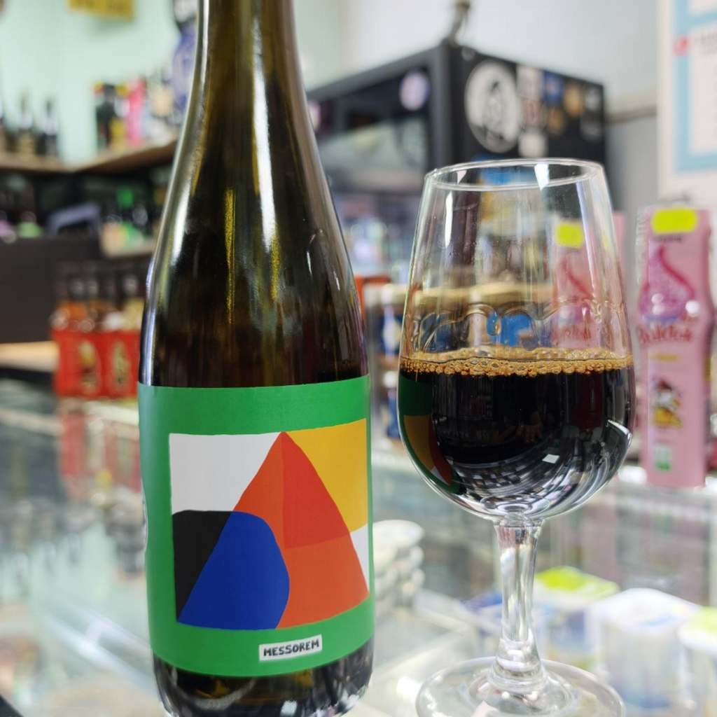 Messorem – Mort Verte

ABV: 11,9 % | Stil: Imperial / Double Stout – Barrel Aged | Untappd: 4,31

Mort Verte er en imponerende og kraftfuld Barrel Aged Imperial Stout fra canadiske Messorem Bracitorium i Montréal. Bryggeriet er især kendt for sine massive og humlemættede IPA'er, men med Mort-serien viser de en helt anden side af deres bryggekunst. Her er det mørk malt, whiskeyfade og usædvanligt lang lagringstid, der er i centrum.

Mort Verte er et blend af Imperial Stouts, der har tilbragt hele 47 måneder 