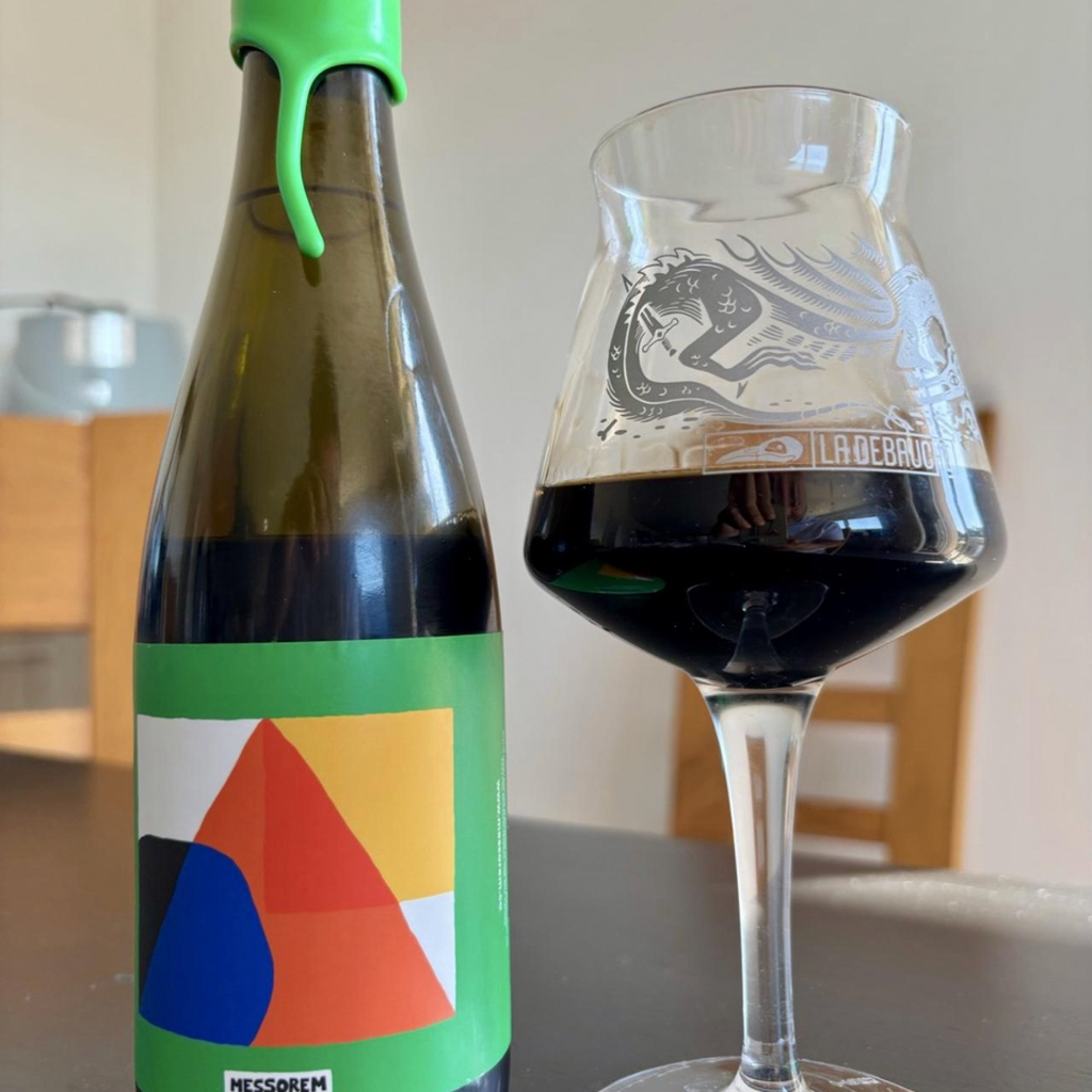 Messorem – Mort Verte

ABV: 11,9 % | Stil: Imperial / Double Stout – Barrel Aged | Untappd: 4,31

Mort Verte er en imponerende og kraftfuld Barrel Aged Imperial Stout fra canadiske Messorem Bracitorium i Montréal. Bryggeriet er især kendt for sine massive og humlemættede IPA'er, men med Mort-serien viser de en helt anden side af deres bryggekunst. Her er det mørk malt, whiskeyfade og usædvanligt lang lagringstid, der er i centrum.

Mort Verte er et blend af Imperial Stouts, der har tilbragt hele 47 måneder 