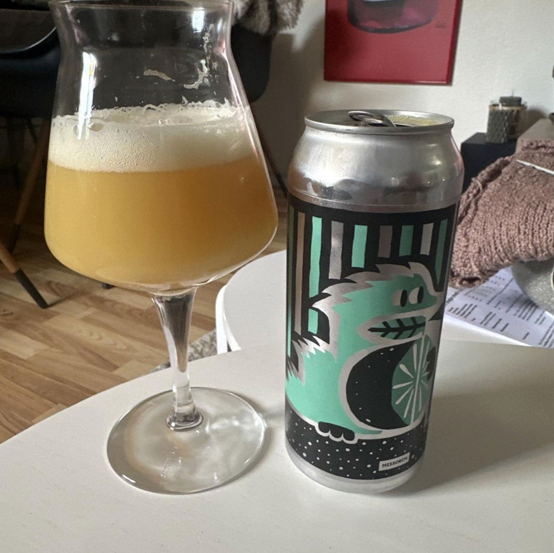 Messorem – One Hunna: Nectaron

ABV: 8,2 % | Stil: Double New England IPA | Untappd: 4,27

One Hunna: Nectaron er en del af Messorems populære One Hunna-serie, hvor hver øl hylder én enkelt humlesort. Denne udgave er brygget udelukkende med 100 % Nectaron, som giver et rent og kompromisløst udtryk af en af New Zealands mest eftertragtede humler. Resultatet er en silkeblød Double New England IPA med eksplosive tropiske aromaer og imponerende dybde.