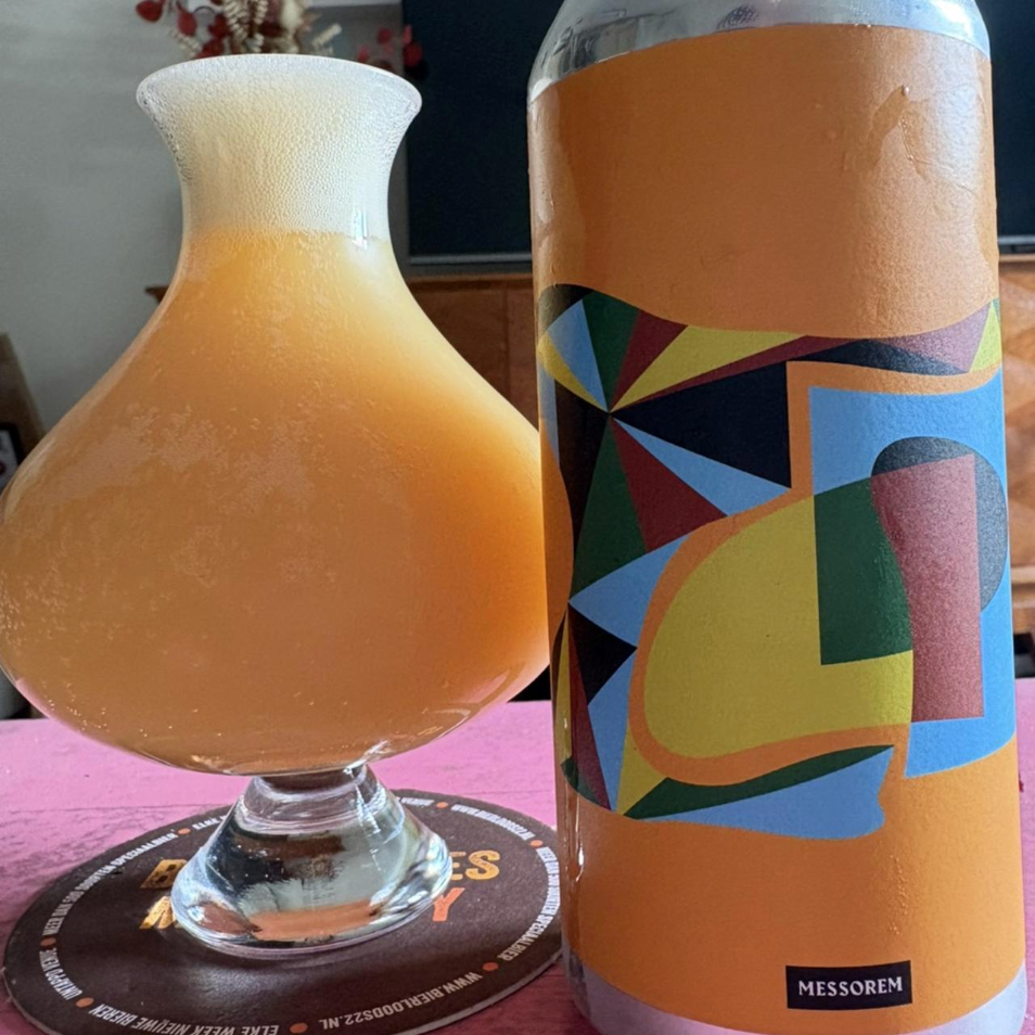 Messorem – Oraison Funèbre

ABV: 10,0 % | Stil: Triple New England / Hazy IPA | Untappd: 4,28

Oraison Funèbre er en kraftfuld og intenst humlet Triple IPA fra canadiske Messorem i Montréal, Québec. Med hele 10 % alkohol og en massiv dobbelt tørhumling (DDH) har bryggeriet skabt en fyldig og aromatisk humlebombe, hvor tre populære humlesorter får lov til at udfolde sig.

Øllen er brygget med Nelson Sauvin, Citra og Galaxy, der tilsammen skaber en kompleks kombination af tropisk frugt, citrus og vinøse nuanc