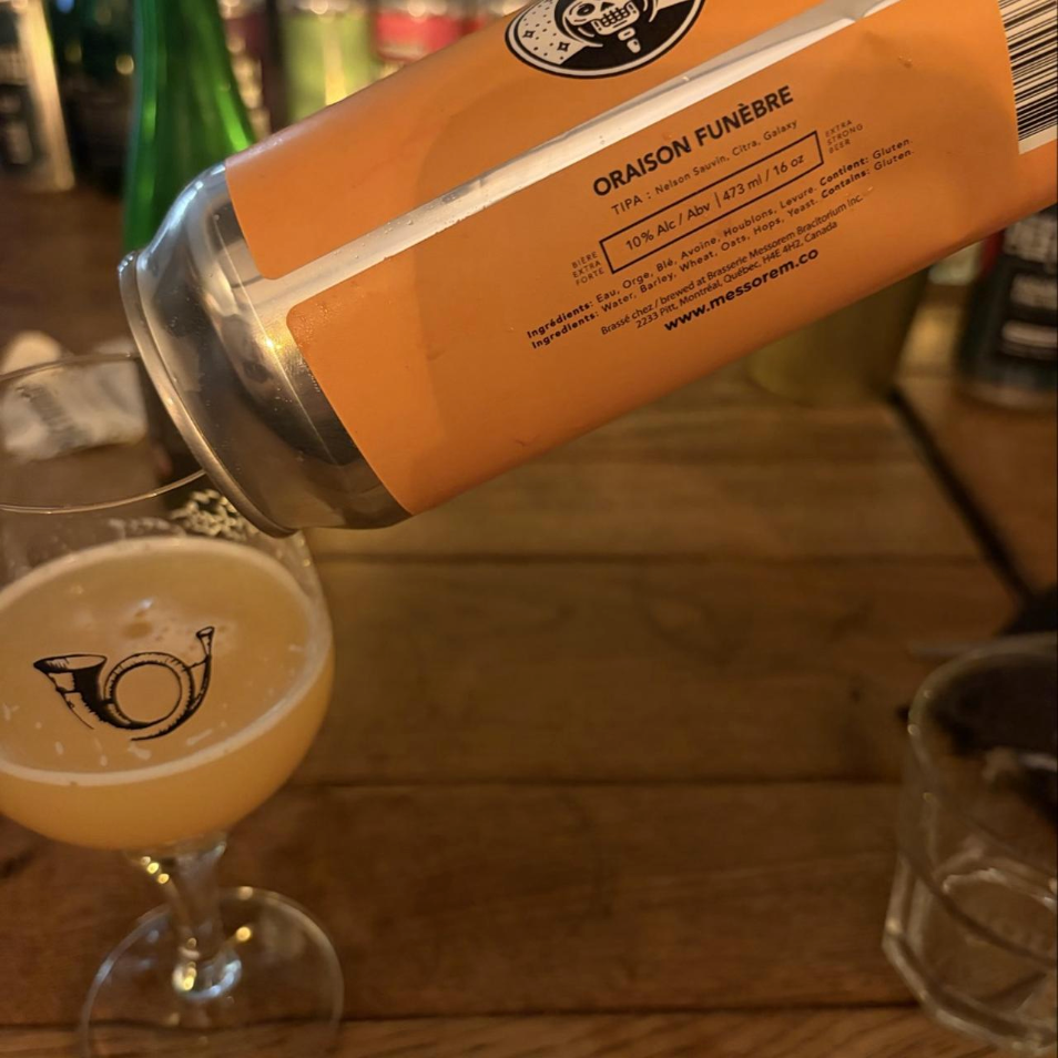 Messorem – Oraison Funèbre

ABV: 10,0 % | Stil: Triple New England / Hazy IPA | Untappd: 4,28

Oraison Funèbre er en kraftfuld og intenst humlet Triple IPA fra canadiske Messorem i Montréal, Québec. Med hele 10 % alkohol og en massiv dobbelt tørhumling (DDH) har bryggeriet skabt en fyldig og aromatisk humlebombe, hvor tre populære humlesorter får lov til at udfolde sig.

Øllen er brygget med Nelson Sauvin, Citra og Galaxy, der tilsammen skaber en kompleks kombination af tropisk frugt, citrus og vinøse nuanc