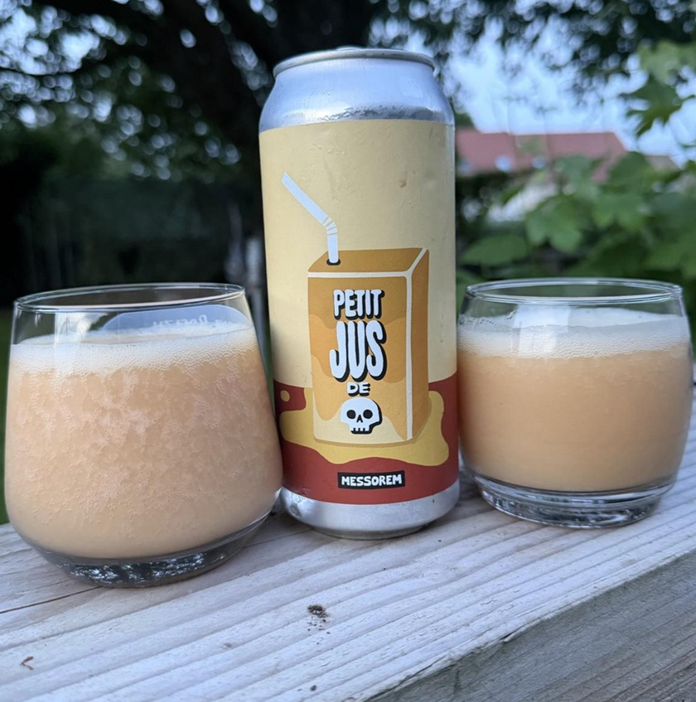 Messorem – Petit Jus De Mort : Poire • Érable • Banane

ABV: 6,0 % | Stil: Smoothie Sour | Untappd: 4,15

Petit Jus De Mort-serien er blandt de mest populære sour-serier fra Messorem, og denne version kombinerer pære, ahornsirup og banan i en tyk, frugtintens og dessertagtig smoothie sour. Resultatet er en fyldig og silkeblød øl med masser af frugtkarakter og en imponerende balance mellem sødme og syrlighed.
