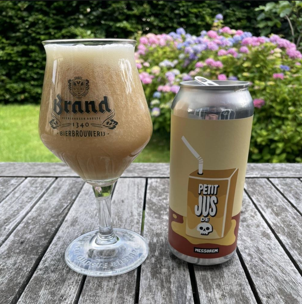 Messorem – Petit Jus De Mort : Poire • Érable • Banane

ABV: 6,0 % | Stil: Smoothie Sour | Untappd: 4,15

Petit Jus De Mort-serien er blandt de mest populære sour-serier fra Messorem, og denne version kombinerer pære, ahornsirup og banan i en tyk, frugtintens og dessertagtig smoothie sour. Resultatet er en fyldig og silkeblød øl med masser af frugtkarakter og en imponerende balance mellem sødme og syrlighed.