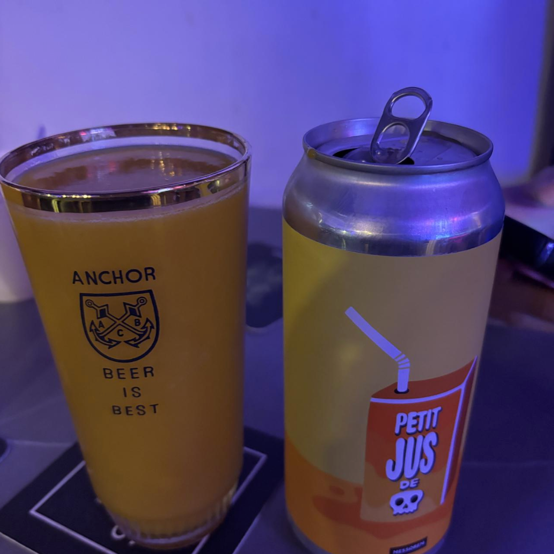 Messorem – Petit Jus De Mort: Tangerine, Mangue & Abricot

ABV: 6,0 % | Stil: Smoothie / Pastry Sour | Untappd: 4,23

En klassisk smoothie sour fra Messorem i deres Petit Jus De Mort-serie, hvor fokus er på maksimal frugt og dessertagtig tekstur. Denne version er brygget med mandarin, mango og abrikos, hvilket giver en intens og saftig frugtprofil