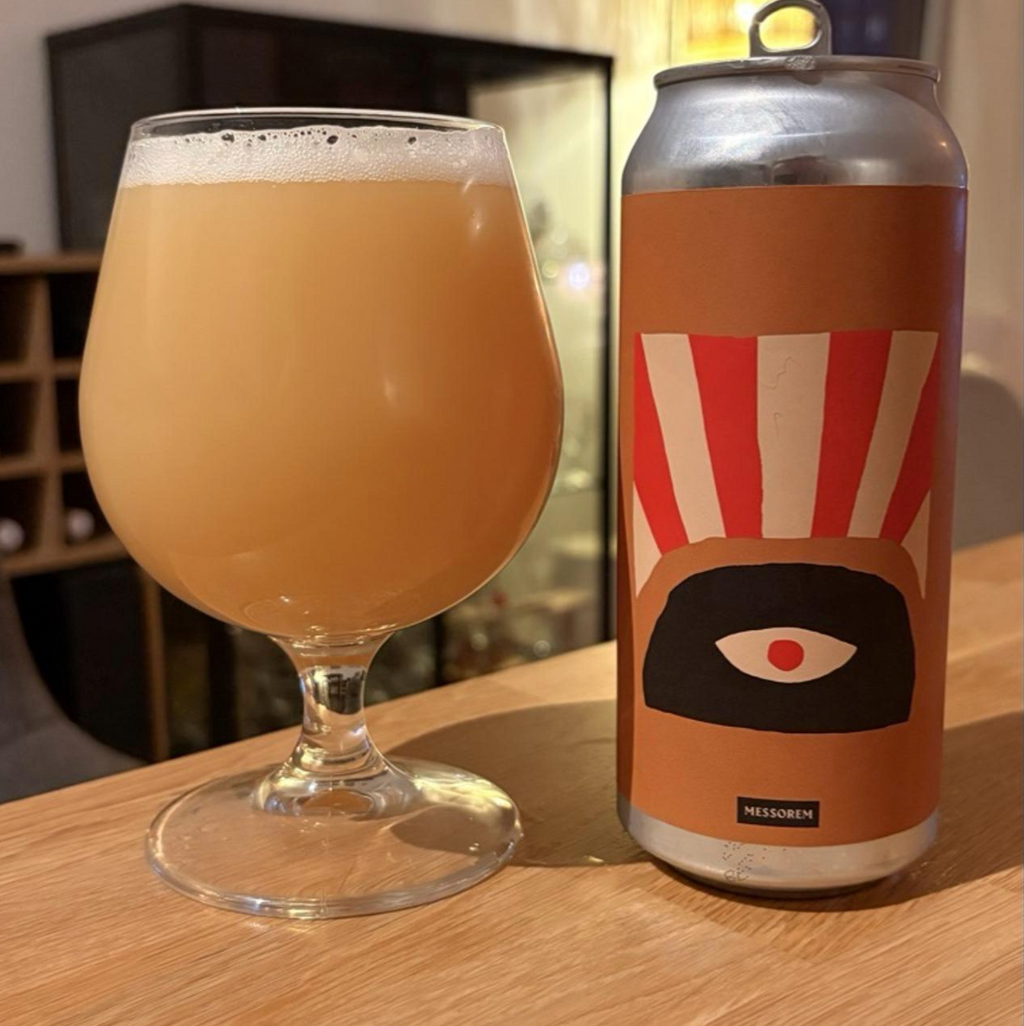 Messorem – Revenir à La Vie

ABV: 10,0 % | Stil: Triple New England IPA | Untappd: 4,37

Revenir à La Vie er endnu en stor TIPA fra Messorem, hvor humleprofilen består af Citra, Chinook Dynaboost, Krush og Citra Hyperboost. Kombinationen skaber et eksplosivt udtryk med masser af citrus, tropisk frugt og den karakteristiske bløde mundfølelse, som har gjort Messorem til et af verdens mest eftertragtede IPA-bryggerier.