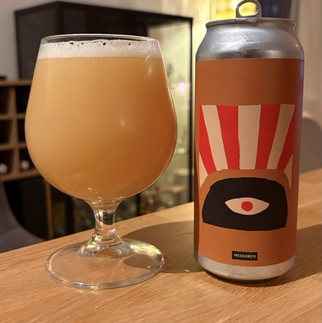 Messorem – Revenir à La Vie

ABV: 10,0 % | Stil: Triple New England IPA | Untappd: 4,37

Revenir à La Vie er endnu en stor TIPA fra Messorem, hvor humleprofilen består af Citra, Chinook Dynaboost, Krush og Citra Hyperboost. Kombinationen skaber et eksplosivt udtryk med masser af citrus, tropisk frugt og den karakteristiske bløde mundfølelse, som har gjort Messorem til et af verdens mest eftertragtede IPA-bryggerier.
