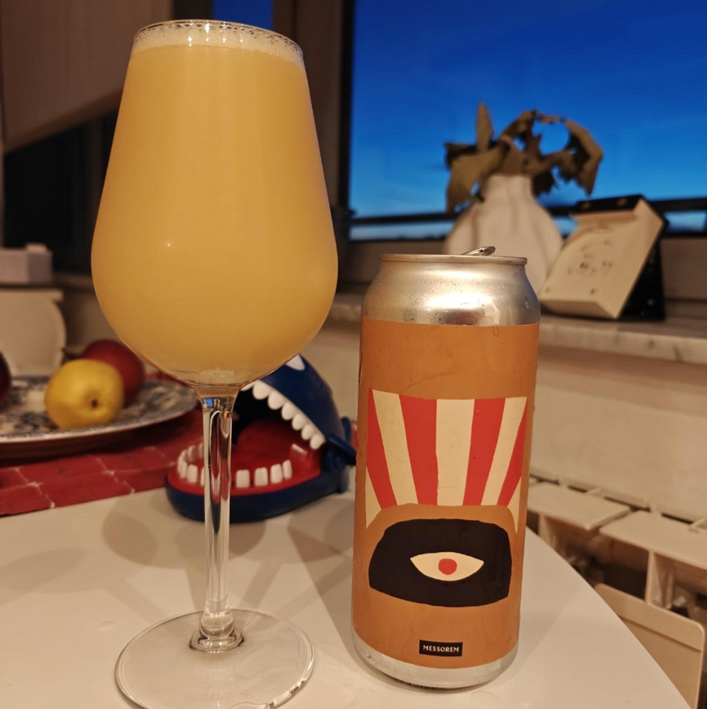 Messorem – Revenir à La Vie

ABV: 10,0 % | Stil: Triple New England IPA | Untappd: 4,37

Revenir à La Vie er endnu en stor TIPA fra Messorem, hvor humleprofilen består af Citra, Chinook Dynaboost, Krush og Citra Hyperboost. Kombinationen skaber et eksplosivt udtryk med masser af citrus, tropisk frugt og den karakteristiske bløde mundfølelse, som har gjort Messorem til et af verdens mest eftertragtede IPA-bryggerier.