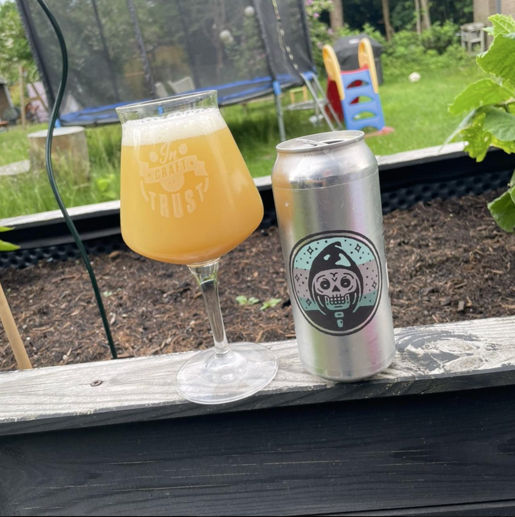 Messorem – Temporalis #0054

ABV: 10,0 % | Stil: Triple New England / Hazy IPA | Untappd: 4,44

En massiv og aromatisk TIPA fra Messorem i deres eftertragtede Temporalis-serie. Denne udgave er brygget med Nelson Sauvin, Riwaka, Citra, Mosaic og Mosaic Incognito, som tilsammen skaber en intens og lagdelt humleprofil med masser af frugt og kompleksitet.