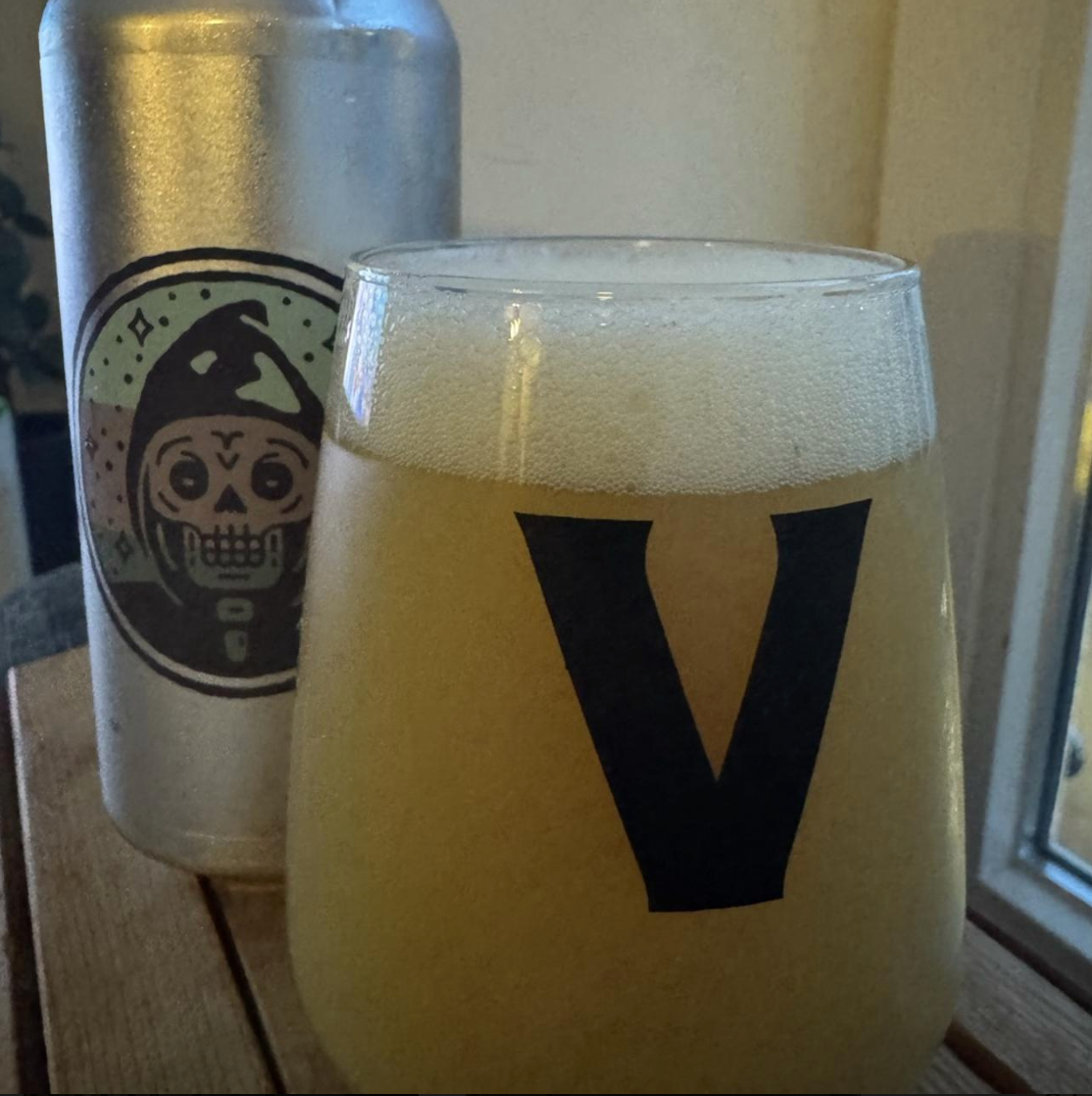 Messorem – Temporalis #0054

ABV: 10,0 % | Stil: Triple New England / Hazy IPA | Untappd: 4,44

En massiv og aromatisk TIPA fra Messorem i deres eftertragtede Temporalis-serie. Denne udgave er brygget med Nelson Sauvin, Riwaka, Citra, Mosaic og Mosaic Incognito, som tilsammen skaber en intens og lagdelt humleprofil med masser af frugt og kompleksitet.