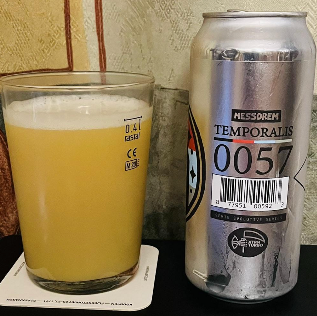 Messorem – Temporalis #0057

ABV: 10 % | Stil: Triple New England IPA | Untappd: 4,44

Temporalis #0057 er endnu et højdepunkt i Messorems anmelderroste Temporalis-serie. Denne Triple New England IPA er humlet med NZ Rhapzody, Nelson Sauvin, Citra og Citra Dynaboost, hvilket skaber en eksplosiv kombination af tropisk frugt, saftig citrus og den karakteristiske New Zealand-humleprofil. Resultatet er en intens, silkeblød og imponerende velafbalanceret TIPA.