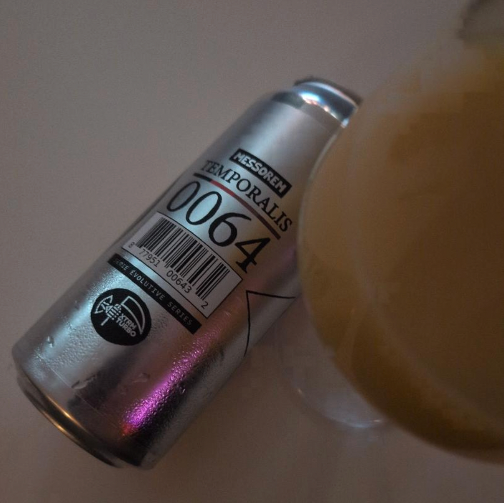 Messorem – Temporalis #0064

ABV: 10,0 % | Stil: Triple New England / Hazy IPA | Untappd: 4,42

Temporalis #0064 er endnu en massiv humlebombe fra canadiske Messorem Bracitorium i Montréal. Bryggeriets populære Temporalis-serie er kendt for sine store, moderne Triple IPA'er, hvor humleintensitet og koncentreret frugtkarakter er i centrum. Denne udgave kombinerer newzealandske Eggers Riwaka og Freestyle Nelson Bliss med amerikanske Citra og Citra Dynaboost. Resultatet er en voldsomt aromatisk Hazy TIPA med f