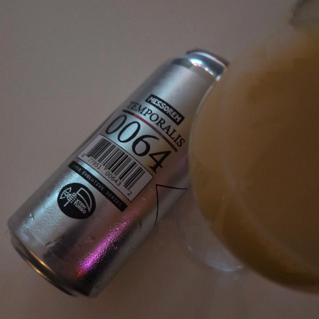 Messorem – Temporalis #0064

ABV: 10,0 % | Stil: Triple New England / Hazy IPA | Untappd: 4,42

Temporalis #0064 er endnu en massiv humlebombe fra canadiske Messorem Bracitorium i Montréal. Bryggeriets populære Temporalis-serie er kendt for sine store, moderne Triple IPA'er, hvor humleintensitet og koncentreret frugtkarakter er i centrum. Denne udgave kombinerer newzealandske Eggers Riwaka og Freestyle Nelson Bliss med amerikanske Citra og Citra Dynaboost. Resultatet er en voldsomt aromatisk Hazy TIPA med f