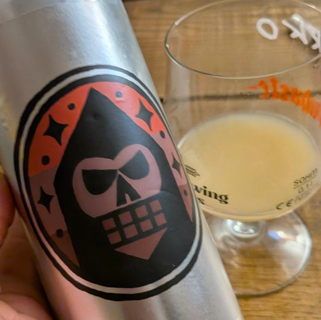 Messorem – Temporalis #0064

ABV: 10,0 % | Stil: Triple New England / Hazy IPA | Untappd: 4,42

Temporalis #0064 er endnu en massiv humlebombe fra canadiske Messorem Bracitorium i Montréal. Bryggeriets populære Temporalis-serie er kendt for sine store, moderne Triple IPA'er, hvor humleintensitet og koncentreret frugtkarakter er i centrum. Denne udgave kombinerer newzealandske Eggers Riwaka og Freestyle Nelson Bliss med amerikanske Citra og Citra Dynaboost. Resultatet er en voldsomt aromatisk Hazy TIPA med f