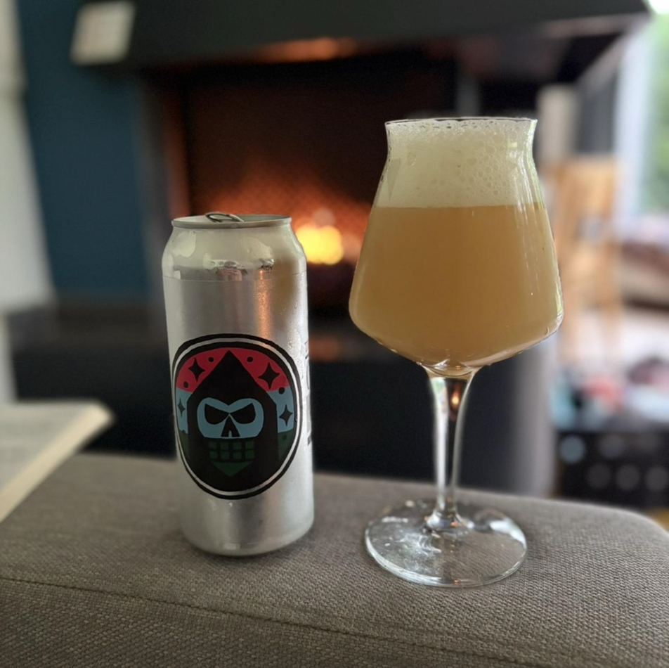 Messorem – Temporalis #0065

ABV: 10,0 % | Stil: Triple New England / Hazy IPA | Untappd: 4,47

Temporalis #0065 er en kraftfuld og ekstremt humlemættet Triple IPA fra canadiske Messorem i Montréal, Québec. Med hele 10 % alkohol og en spændende kombination af moderne humler og koncentrerede humleprodukter er der lagt op til en intens, saftig og aromatisk oplevelse.

Denne udgave af Temporalis-serien er brygget med Motueka, Tropical Fusion, Limequat og Citra samt Citra Cryo og Citra Dynaboost.