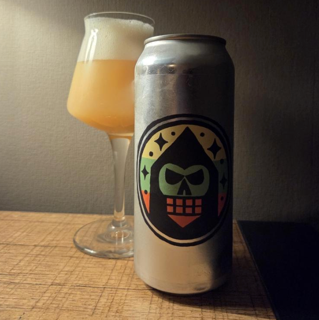 Messorem – Temporalis #0066

ABV: 10,0 % | Stil: Triple New England / Hazy IPA | Untappd: 4,51

Temporalis #0066 er en kraftfuld og humlemættet Triple IPA fra canadiske Messorem i Montréal, Québec. Med hele 10 % alkohol og en kombination af klassiske og koncentrerede humleprodukter har bryggeriet skabt endnu en intens udgivelse i deres populære Temporalis-serie.

Denne udgave er brygget med Nelson Sauvin, Riwaka, Citra, Citra Cryo, Citra Dynaboost og Simcoe Hyperboost. En imponerende sammensætning, hvor mod