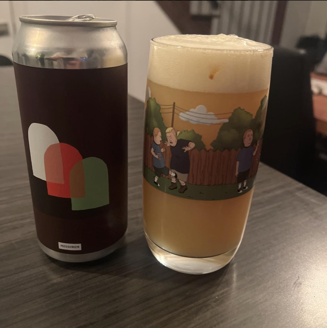 Messorem – Triple Tombe
ABV: 10,0 % | Stil: Triple New England / Hazy IPA | Untappd: 4,39

En massiv og saftig triple NEIPA, hvor frugtige aromaer, blød mundfølelse og aromatisk humle er i fokus fra første sip.