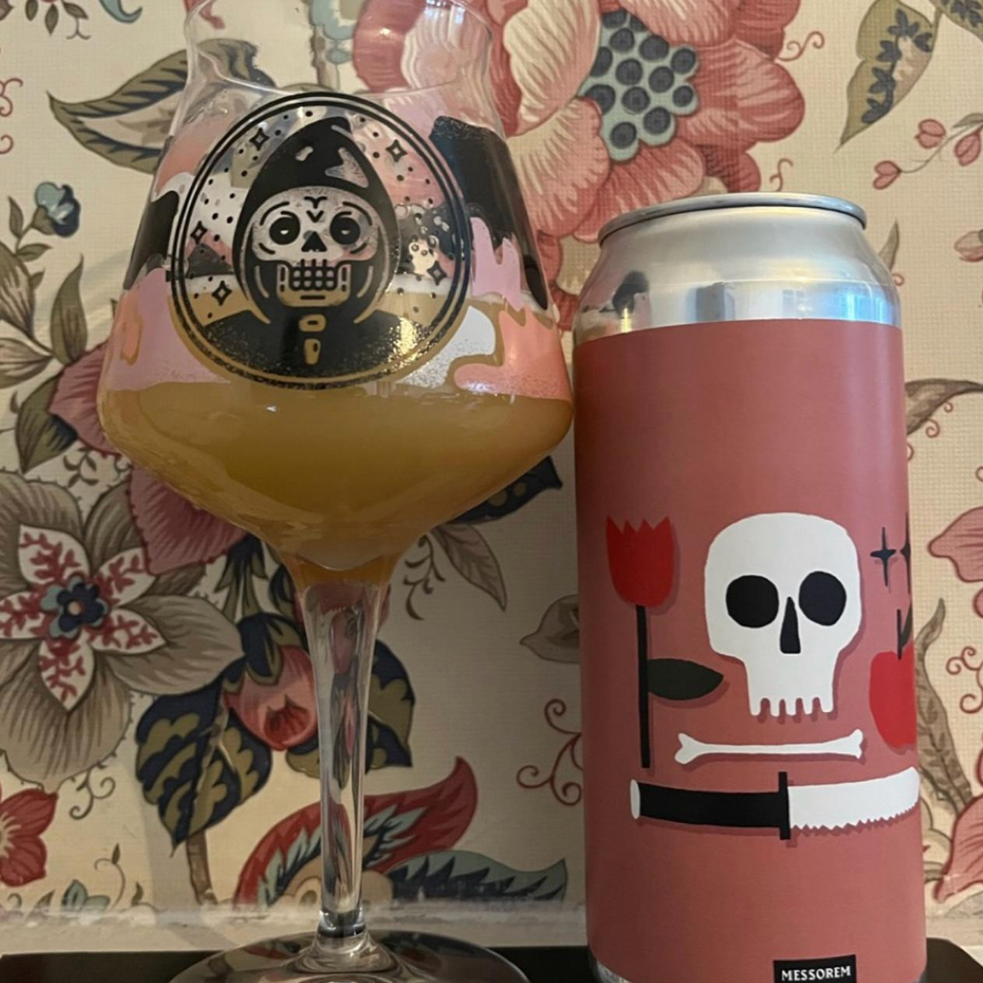 Messorem – Âmes Volatiles

ABV: 8,2 % | Stil: Imperial / Double New England IPA | Untappd: 4,20

En klassisk og velafbalanceret hazy DIPA fra Messorem, hvor bryggeriet rammer deres signaturstil: blød, juicy og ekstremt aromatisk. Øllen er brygget med Citra, Nelson Sauvin, Galaxy og Mosaic, hvilket giver en kompleks og lagdelt humleprofil