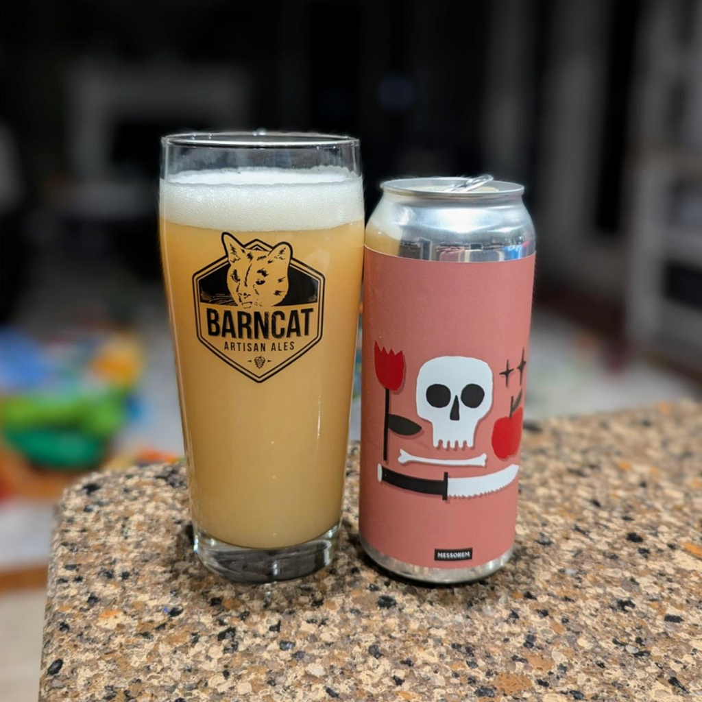 Messorem – Âmes Volatiles

ABV: 8,2 % | Stil: Imperial / Double New England IPA | Untappd: 4,20

En klassisk og velafbalanceret hazy DIPA fra Messorem, hvor bryggeriet rammer deres signaturstil: blød, juicy og ekstremt aromatisk. Øllen er brygget med Citra, Nelson Sauvin, Galaxy og Mosaic, hvilket giver en kompleks og lagdelt humleprofil