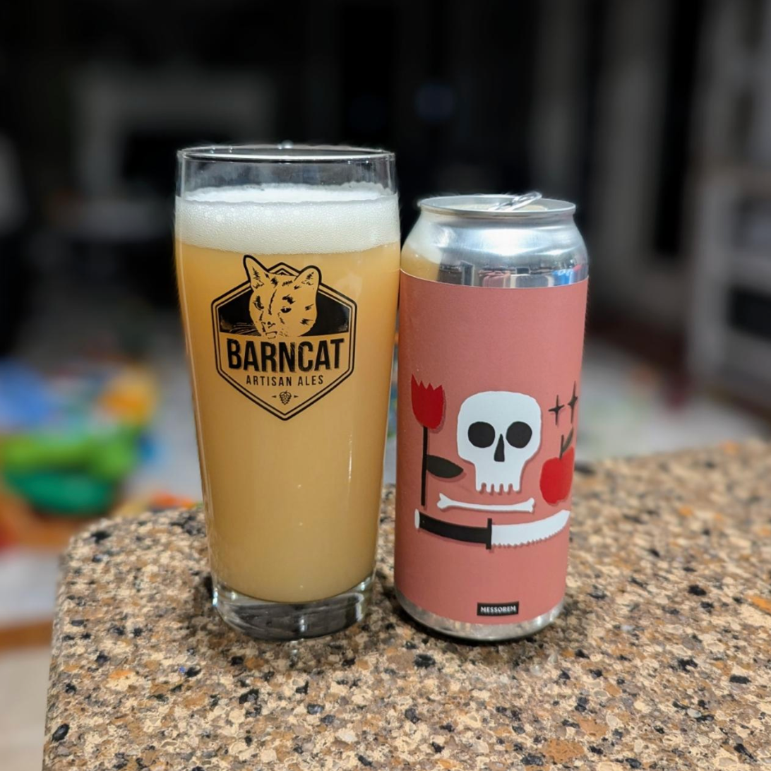 Messorem – Âmes Volatiles

ABV: 8,2 % | Stil: Imperial / Double New England IPA | Untappd: 4,20

En klassisk og velafbalanceret hazy DIPA fra Messorem, hvor bryggeriet rammer deres signaturstil: blød, juicy og ekstremt aromatisk. Øllen er brygget med Citra, Nelson Sauvin, Galaxy og Mosaic, hvilket giver en kompleks og lagdelt humleprofil